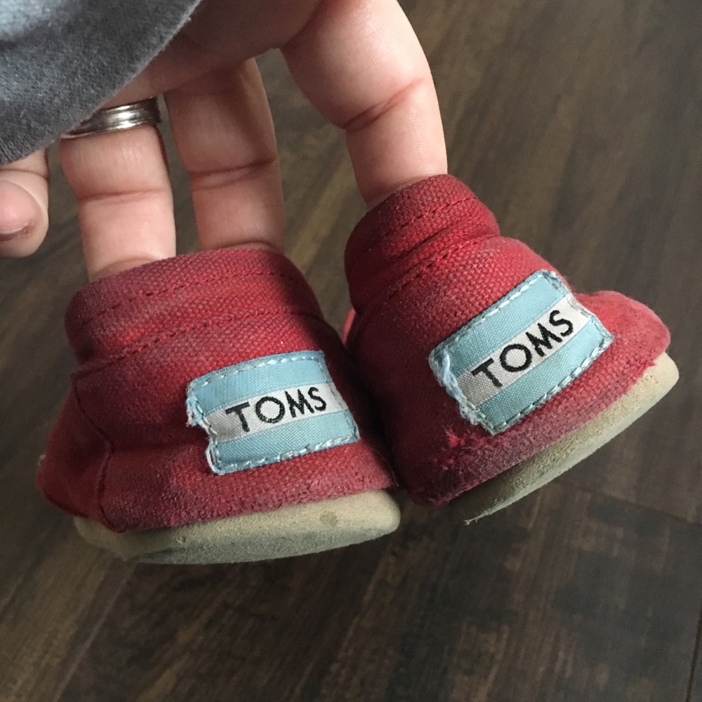 Red TOMS - Picture 2 of 3